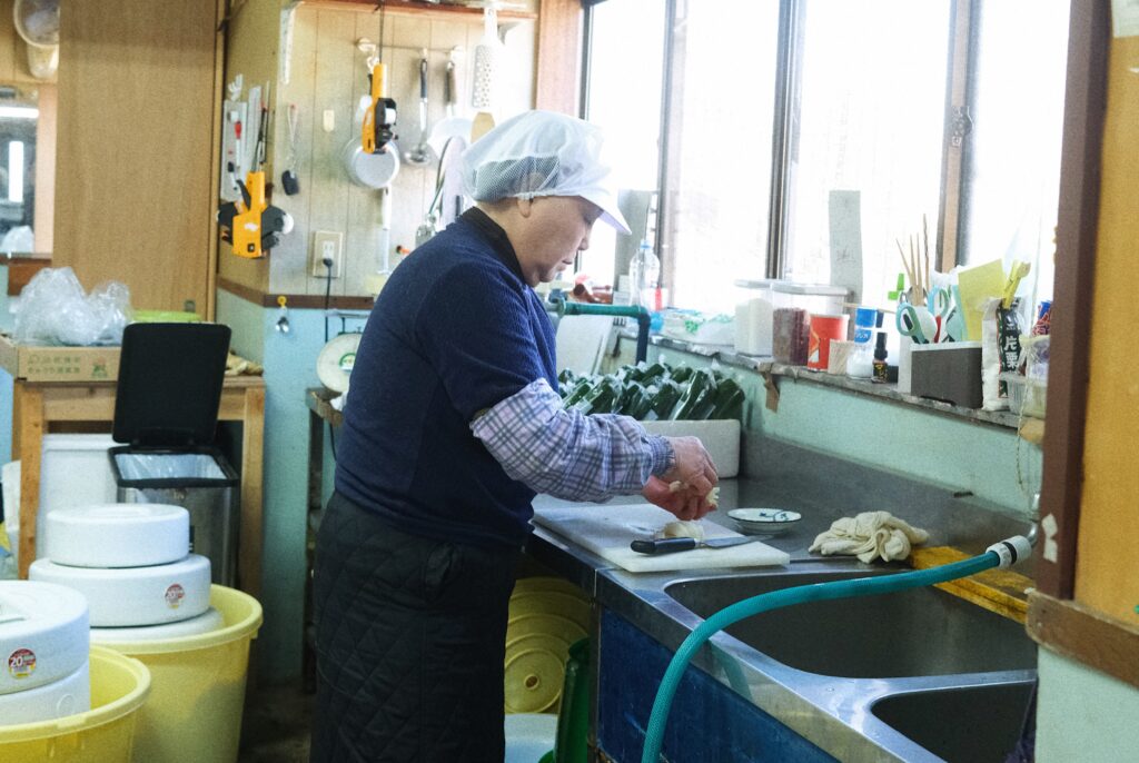 宮石青果店自慢の漬物を作っている様子