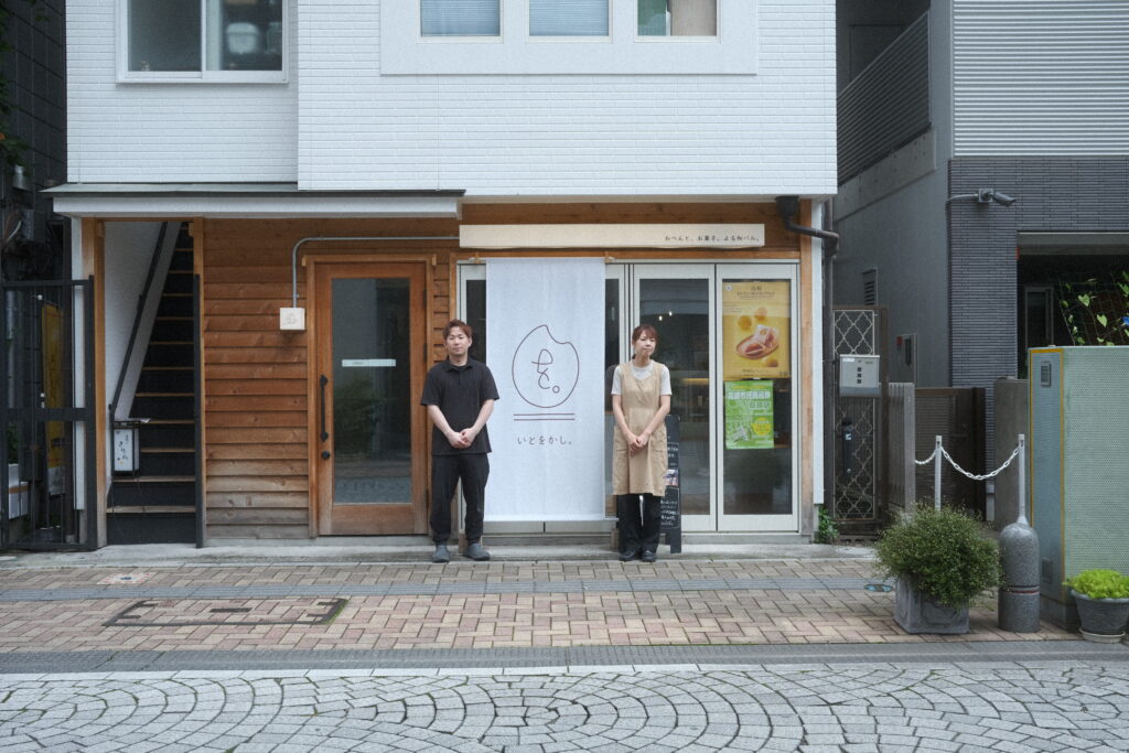 店舗外観とオーナ夫婦の写真