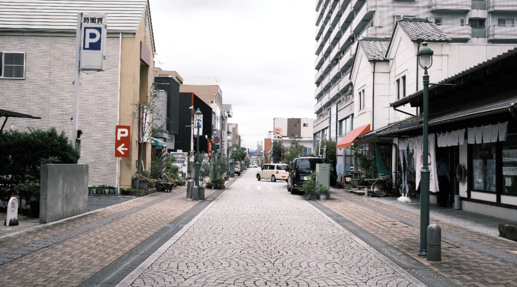 高崎市駅前から少し離れた店舗前の道路風景
