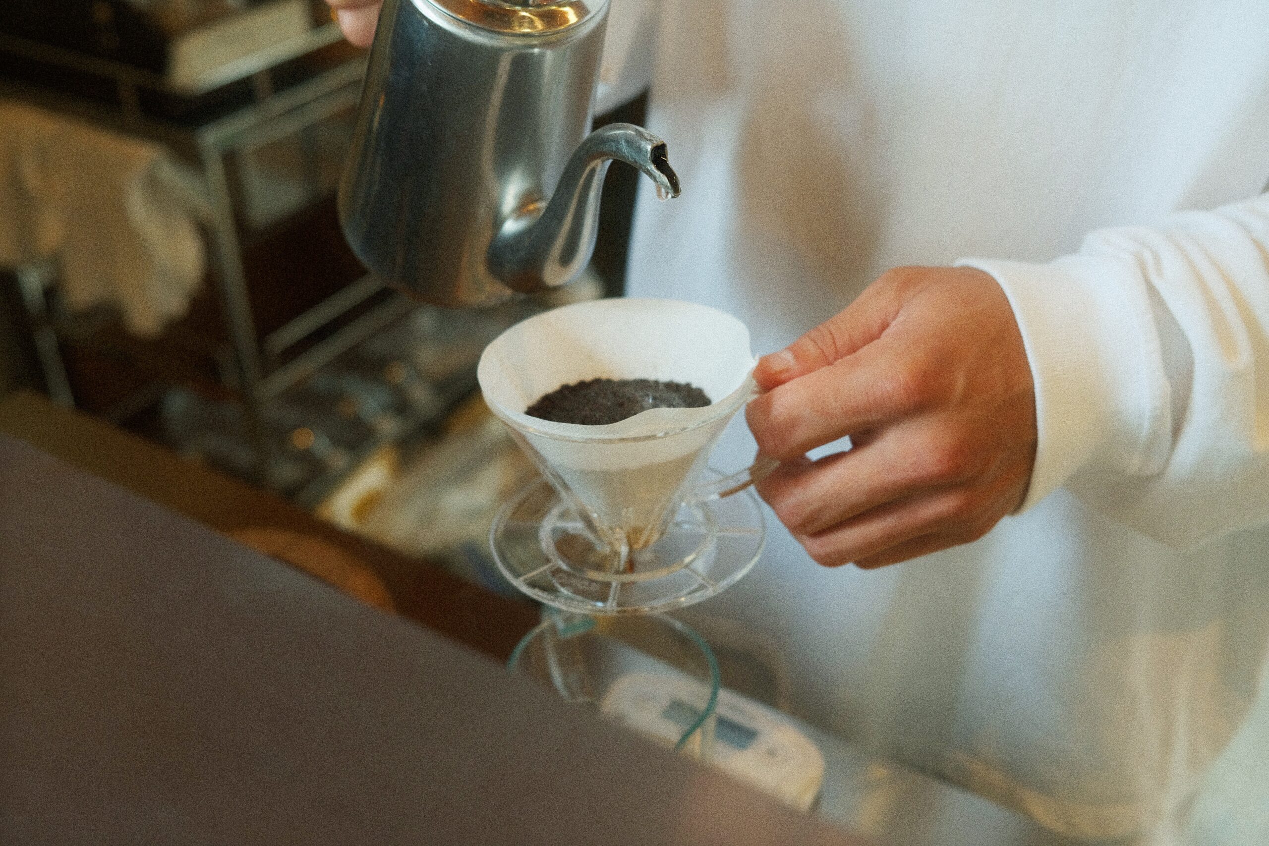 深煎りのコーヒーを淹れているシーン