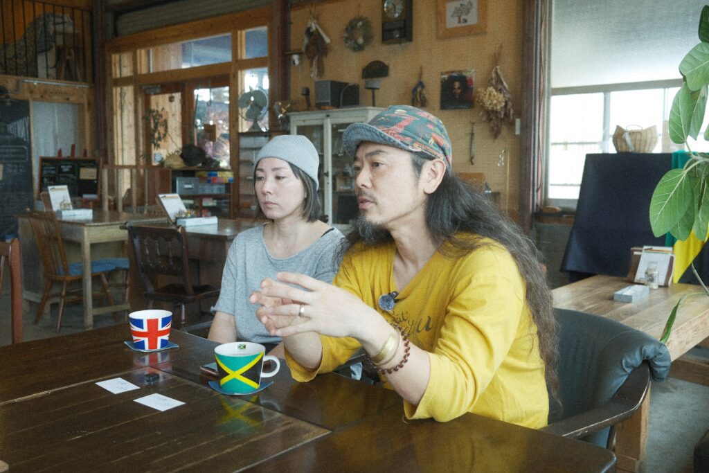 真剣な眼差しで語る木下夫婦