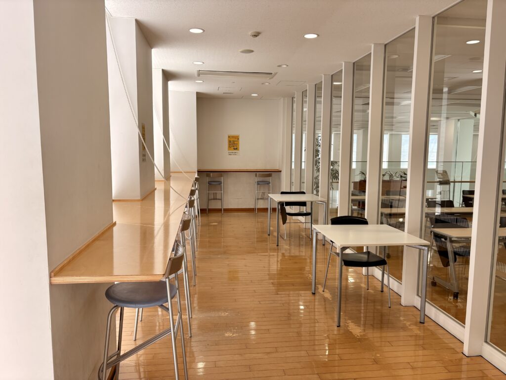 自習室や勉強机も完備しており、社会人から学生まで多く来場している