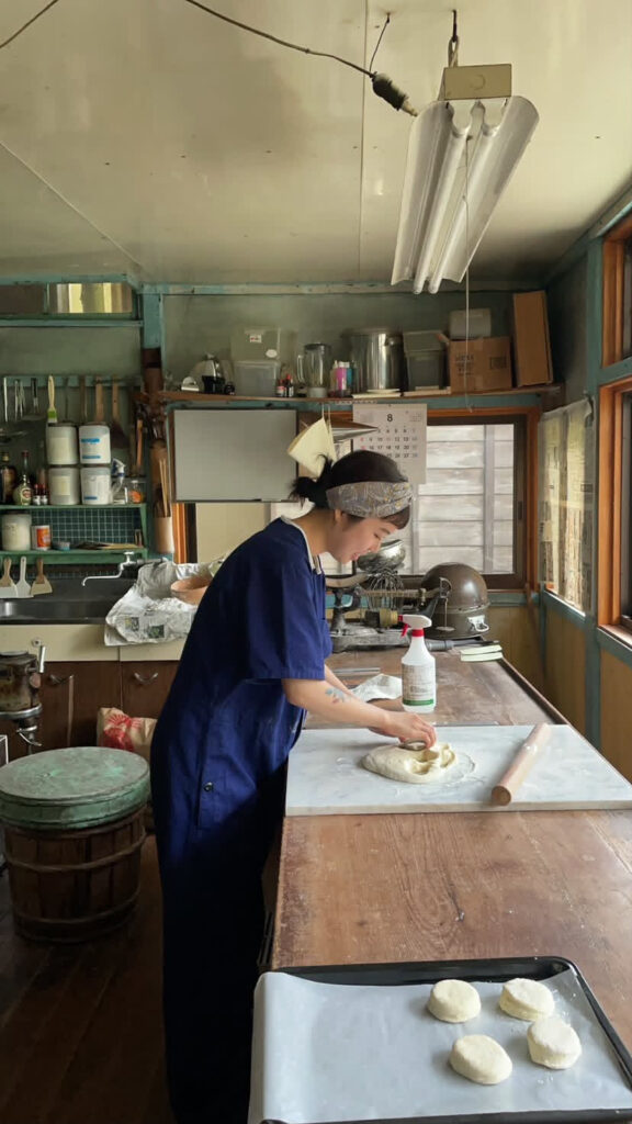 実家の和菓子屋の厨房で和菓子の生地をこねる日菜子さん
