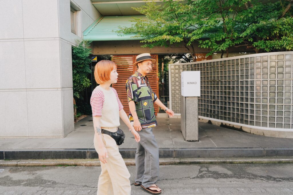 前橋の街中を並んで歩く西澤康介さんと日菜子さん