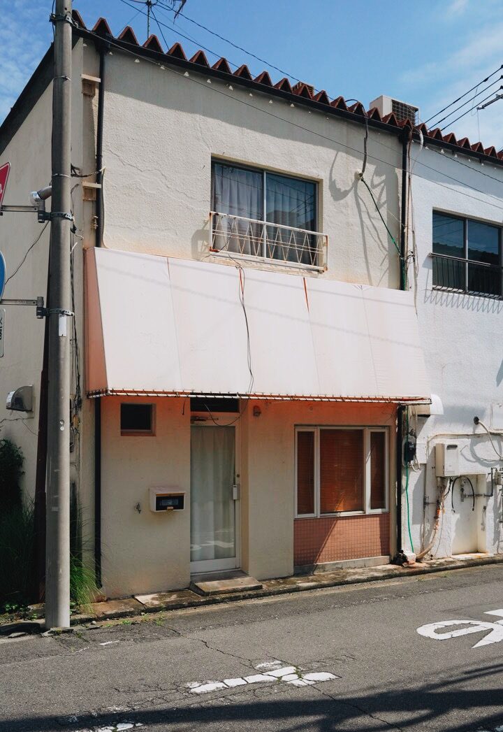 前橋市内に開業予定のニューシマヤの外観。ピンク色の外壁と2階建ての建物を斜めから撮影