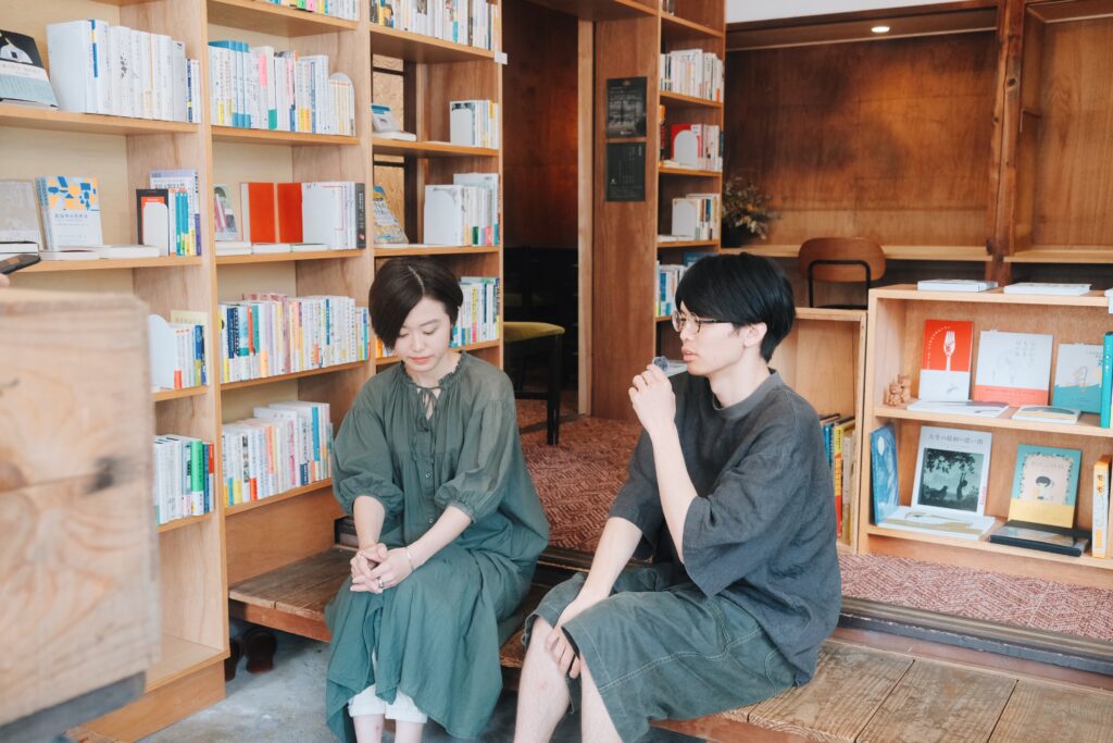 本の良さについて語る共同経営者の慎太郎さん