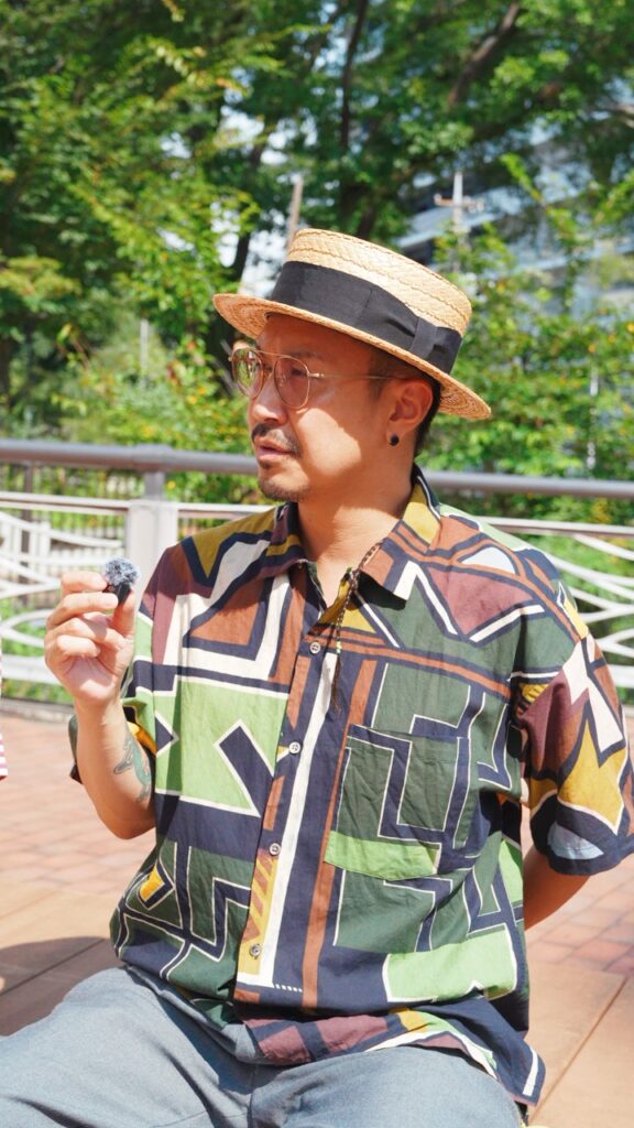 マイクを持ちながら取材に答える西澤康介さん