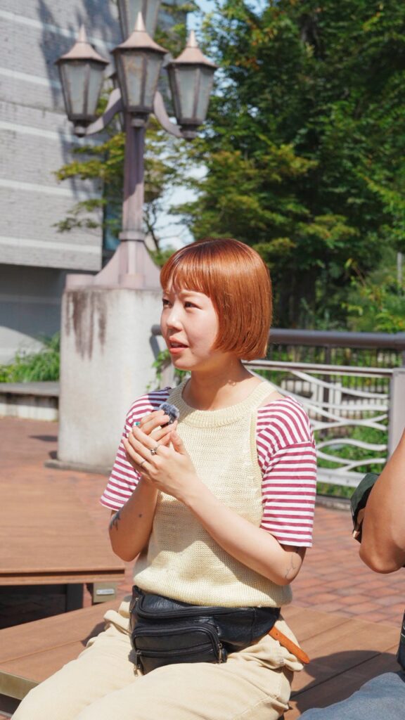 語りながら手を胸に当てる日菜子さん