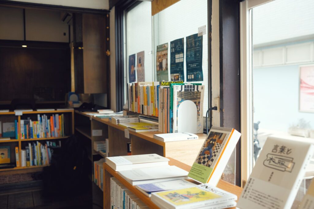 hengeni booksの本棚の一部